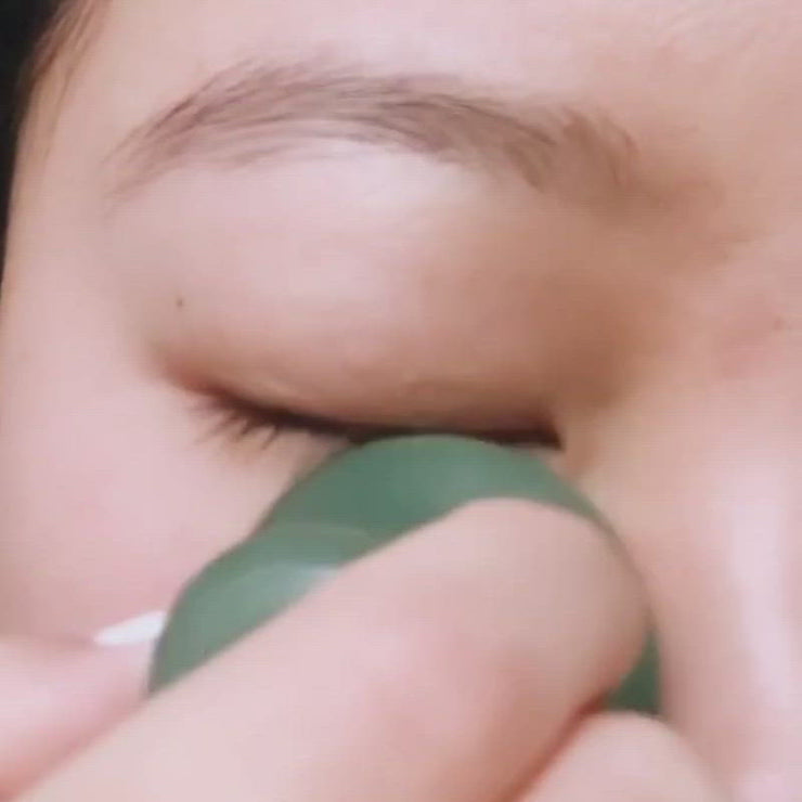 The De-Puffing Jade Eye Massage Tool